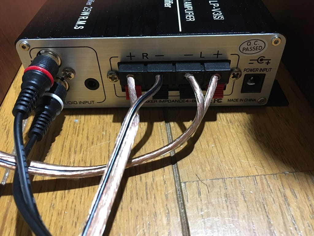 パワーアンプの背面