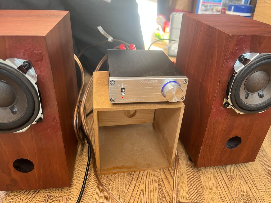 パッシブスピーカーセットをミニコンポ風に並べるの図