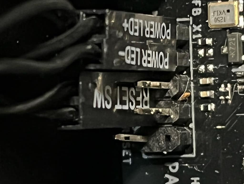 MB内のフロントパネルスイッチ(プラグ差し込み部)
